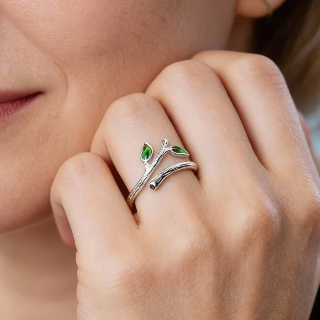 Silberfarbener Ring in Form eines Astes