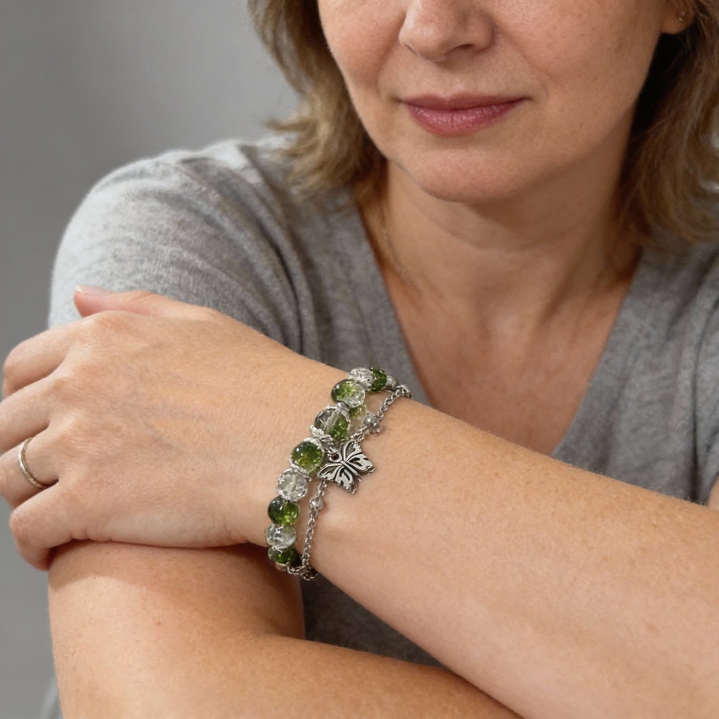 Funkelndes Perlenarmband mit grünem Quarz und Schmetterling-Anhänger