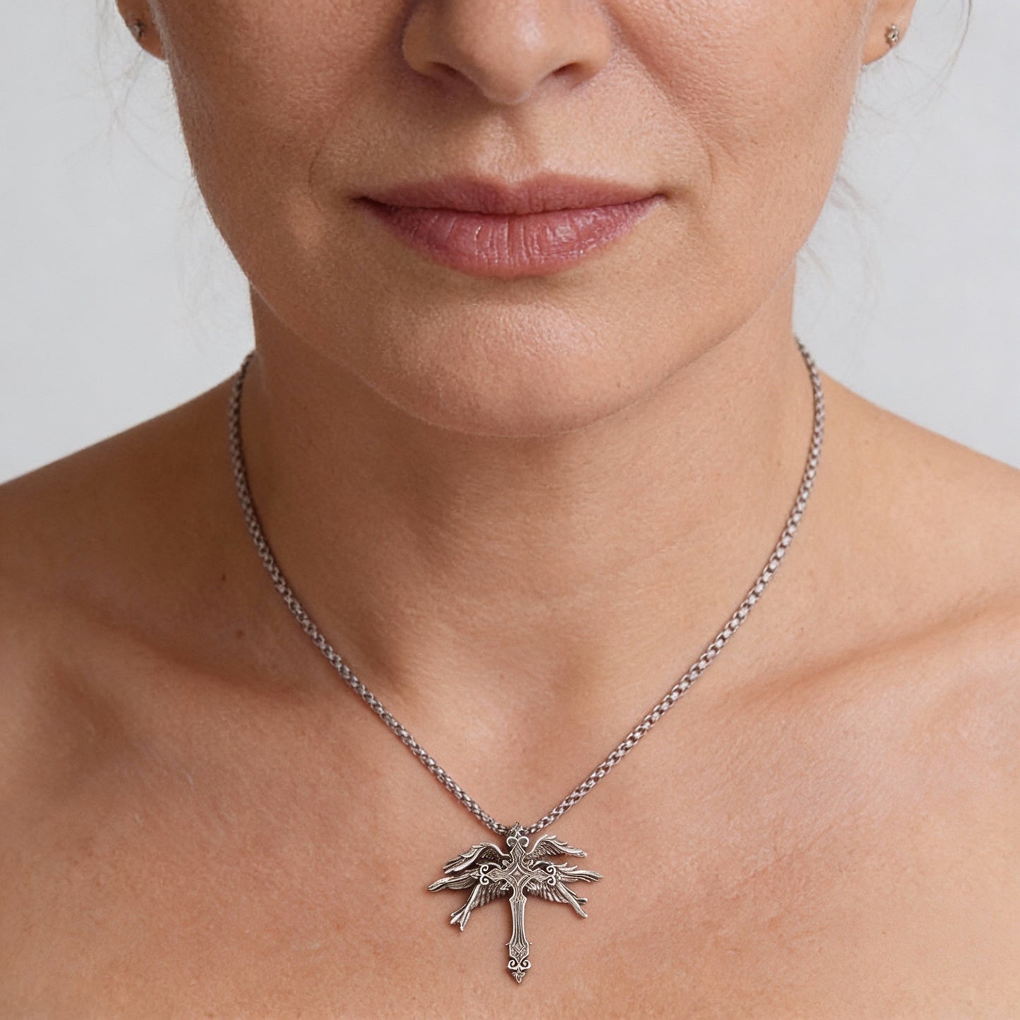 Engelsflügel Kreuz Halskette mit filigranen Verzierungen und Robustem Look