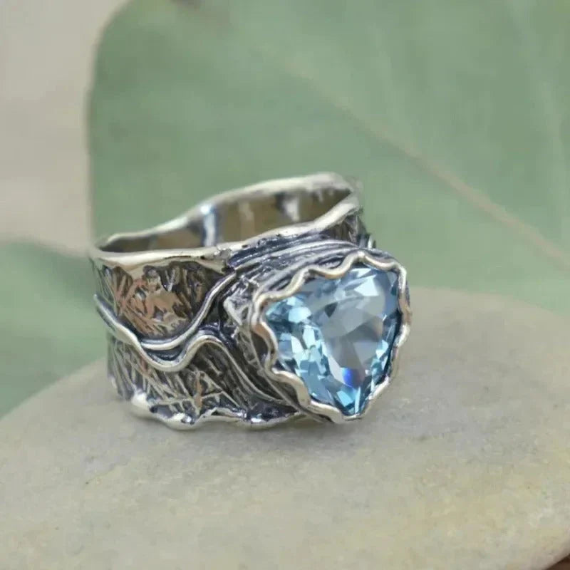 Vintage-Edelstahlring mit blauem dreieckigem Stein