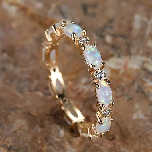 Vintage Goldring mit schimmernden Opalen und Zirkonia