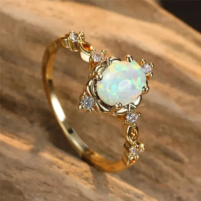 Eleganter Vintage-Ring mit Opal und Zirkonia