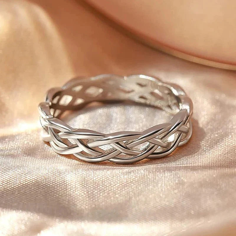 Geflochtener und gedrehter Ring