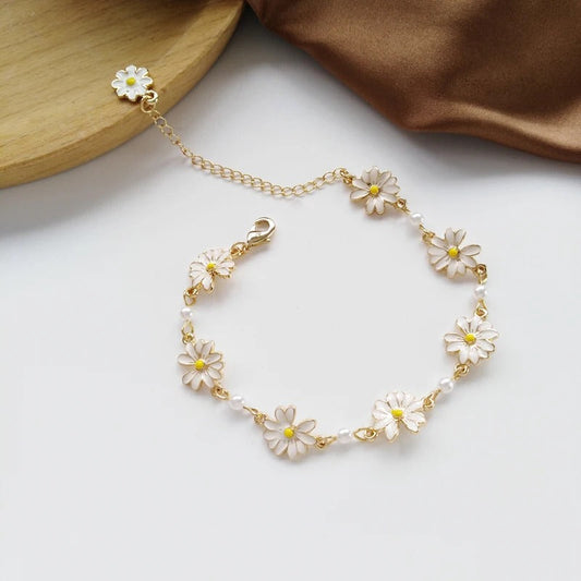 Blumenarmband mit weißen Gänseblümchen, zarten Perlen und Verlängerungskette