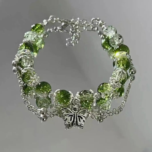 Funkelndes Perlenarmband mit grünem Quarz und Schmetterling-Anhänger