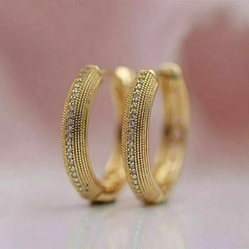 Elegante Creolen mit funkelnden Zirkonia-Akzenten im Vintage-Stil