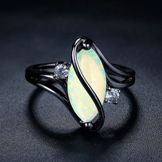 Schwarzer Vintage-Ring mit Silberopal