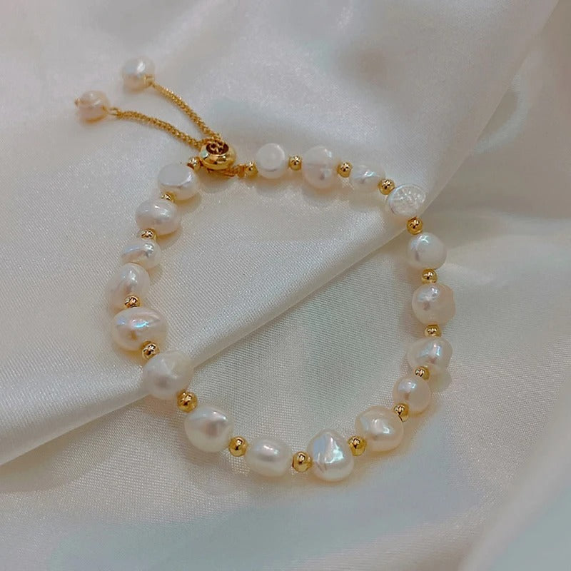 Perlenarmband mit verstellbarem Bolo-Verschluss und goldenen Akzenten
