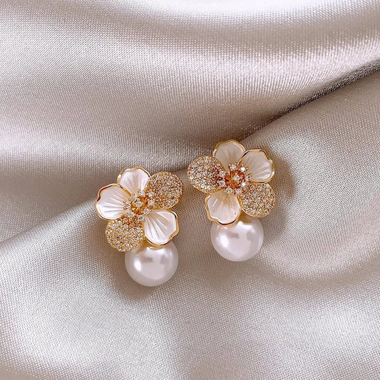 Elegante Blüten-Ohrstecker mit Zirkonia und Perlenanhänger