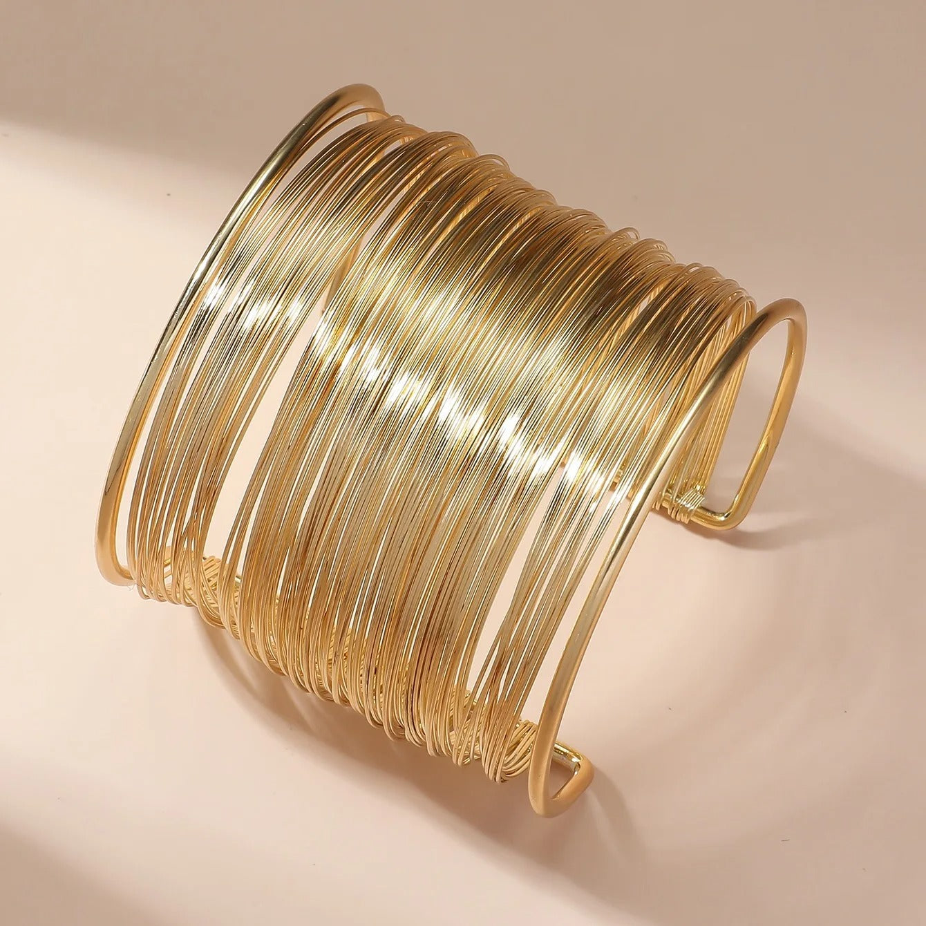 Spiral Wickelarmband mit Drahtwicklung und mehrschichtigem Design