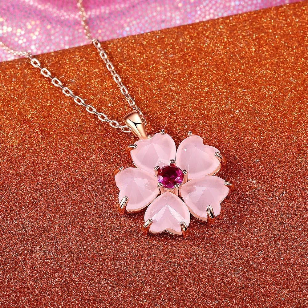 Herzförmiger Rosenquarz Blüten-Anhänger an eleganter Damenkette