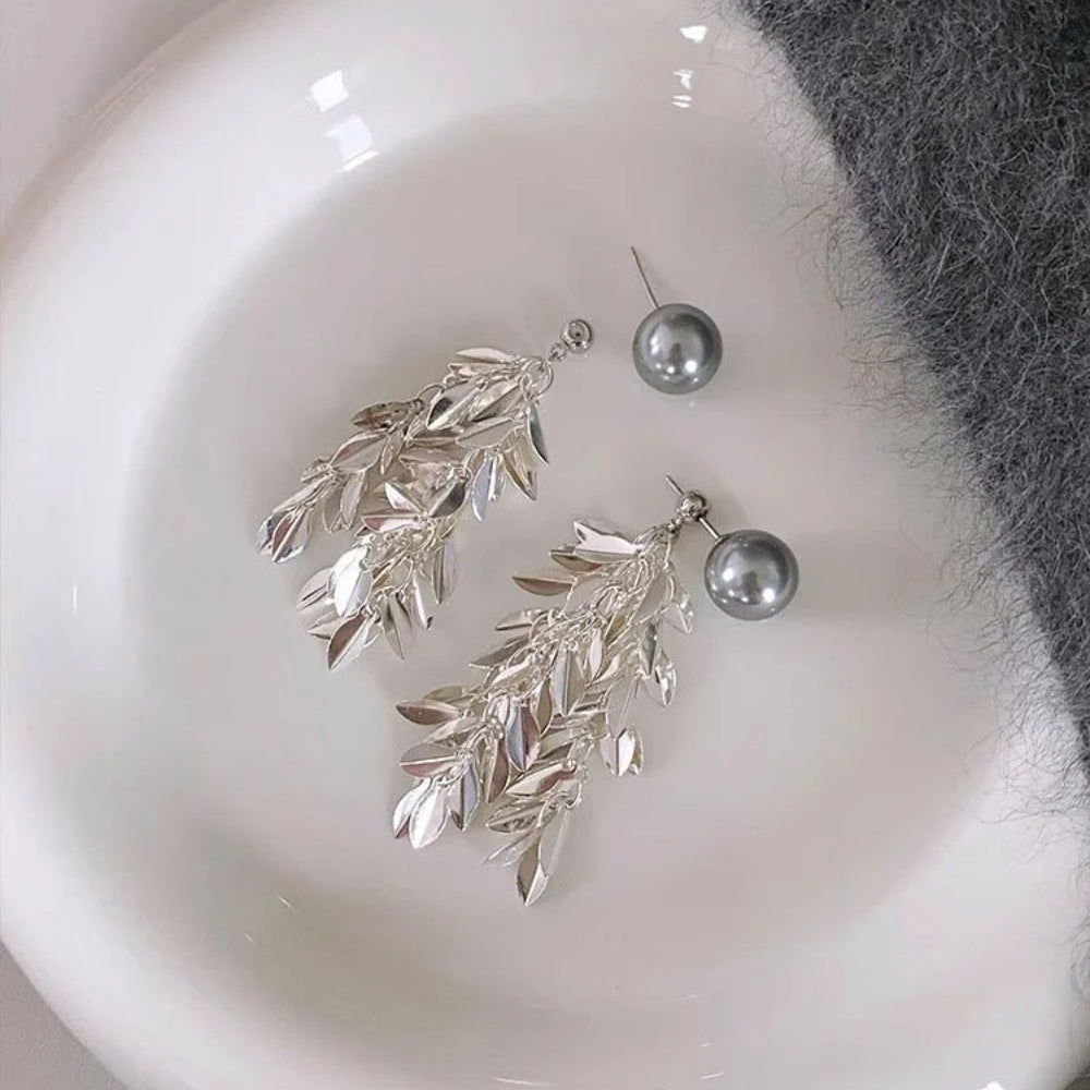 Elegante Ohrhänger mit Blättern und grauen Perlen