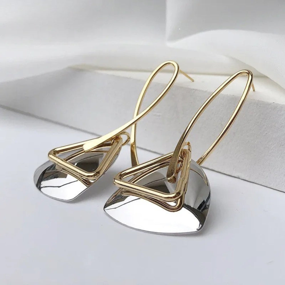 Elegante Statement-Ohrringe mit geometrischen Metall-Elementen und glänzendem Finish
