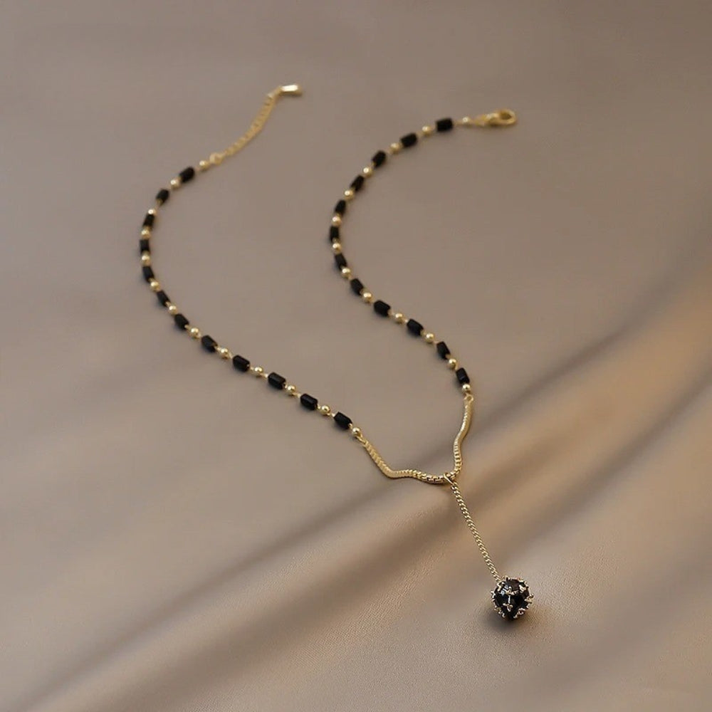 Elegante Y-Halskette mit schwarzen Perlen und einzigartigem Anhänger
