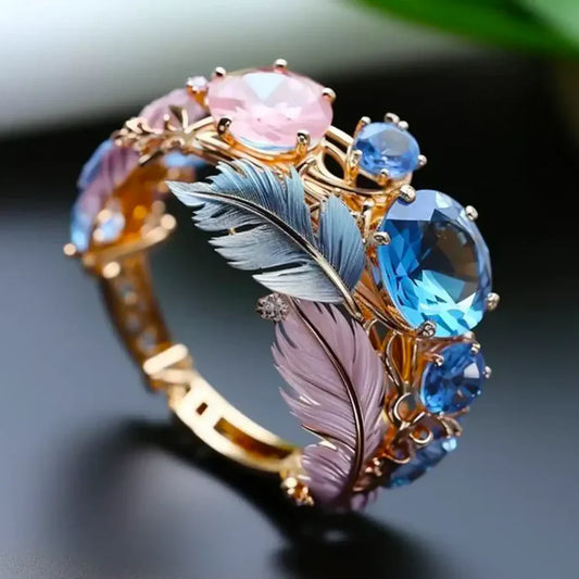 Vintage-Ring mit Kristallen und exotischen Federn