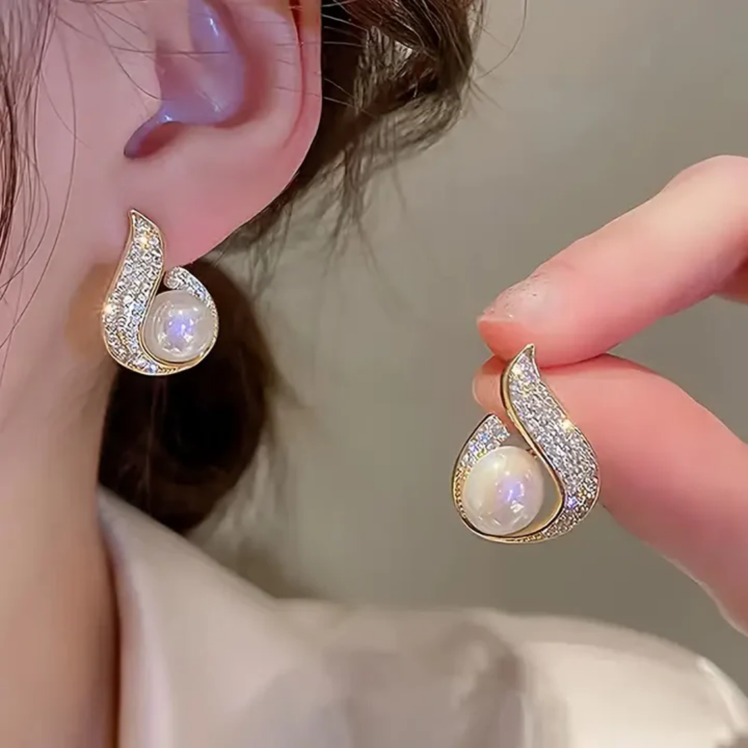 Elegante Zirkonia-Ohrringe mit glänzenden Perlen in Tropfenform