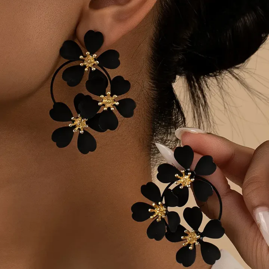Elegante Schwarze Blumen-Ohrringe mit Zierlichem Blüten-Design