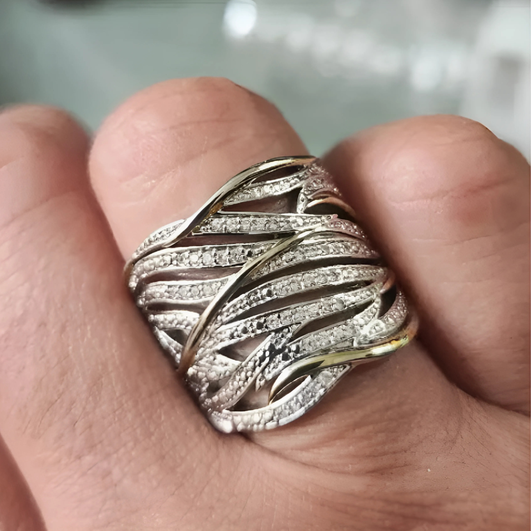 Eleganter Ring mit mehreren gedrehten Schichten