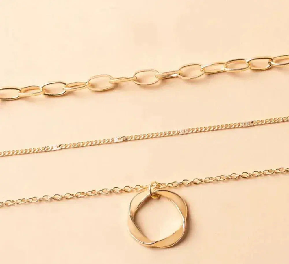 Mehrlagige Statement-Halskette mit filigranen Ring- und Gliederketten-Anhängern