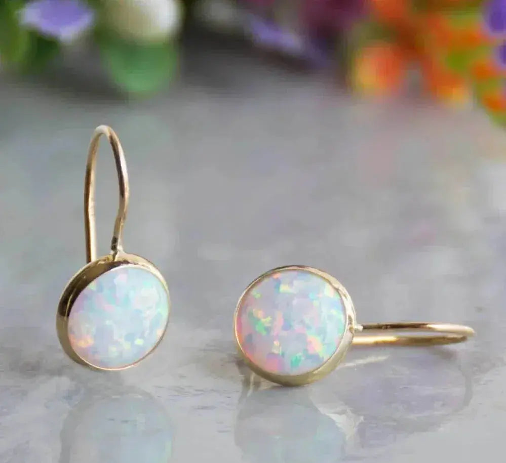 Opal Tropfenohrringe mit zartem Schillern und goldfarbenem Finish